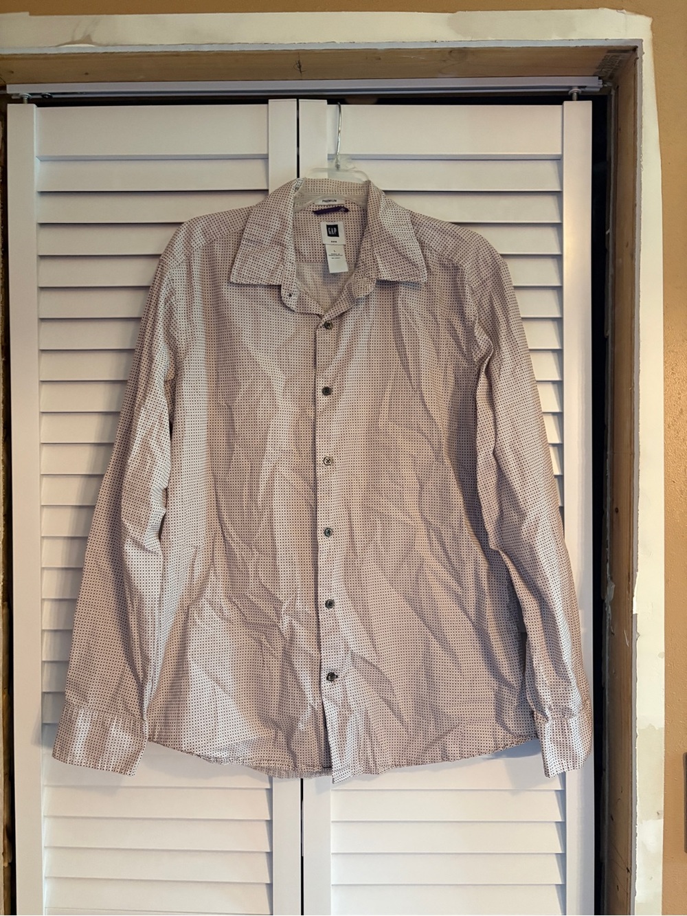 GAP Men’s Button Down Shirt burgundy/gray pattern detail.